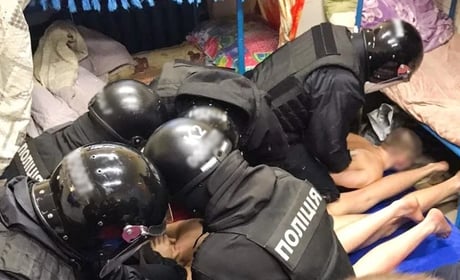 Вимагали гроші у СІЗО та погрожували: чоловіка з Дубровиці засудили до 9 років вʼязниці