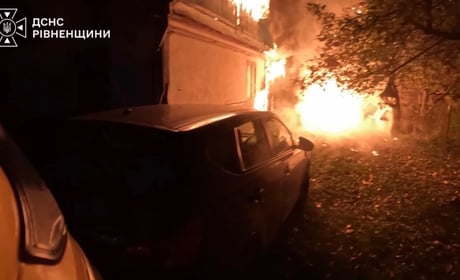 Пожежа у Сарнах: згоріло авто та дах житлового будинку