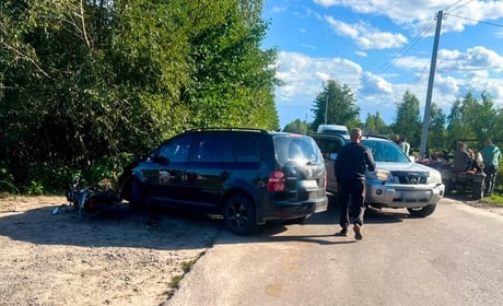 У селі на Рокитнівщині мотоцикл в’їхав у авто: травмувалися троє людей