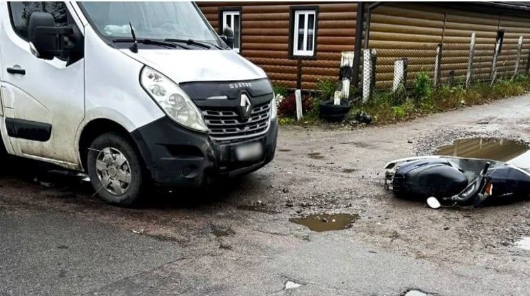 На Дубровиччині 19-річний водій на бусі зіткнувся зі скутером під час обгону