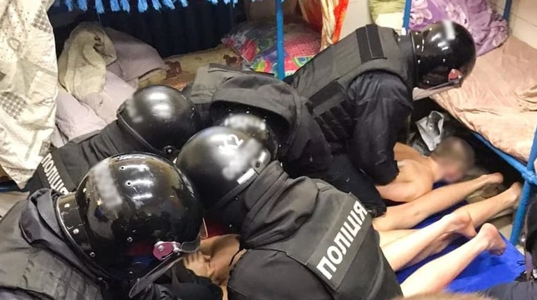 Вимагали гроші у СІЗО та погрожували: чоловіка з Дубровиці засудили до 9 років вʼязниці