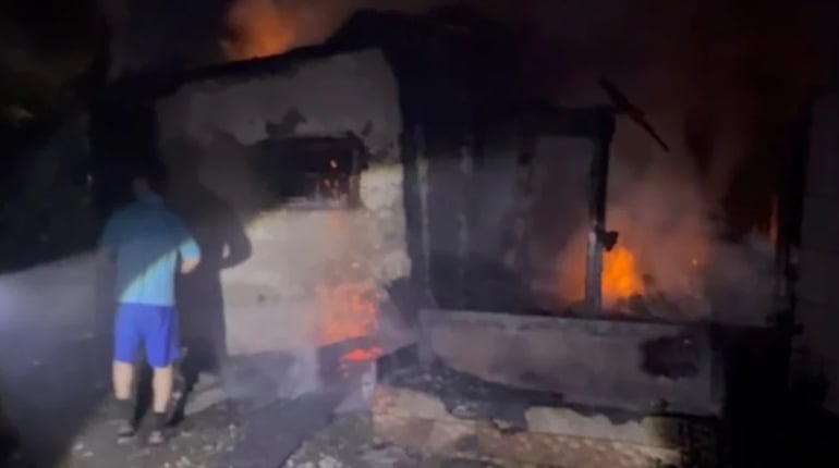 У Клесові згорів будинок родини воїна, який повернувся з полону: сім’я терміново шукає житло