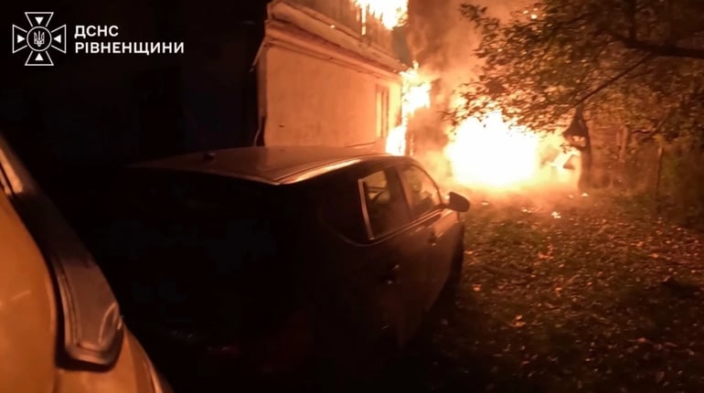 Пожежа у Сарнах: згоріло авто та дах житлового будинку