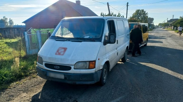 На Рокитнівщині чоловік вкрав бус із парковки — його судитимуть