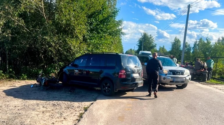 У селі на Рокитнівщині мотоцикл в’їхав у авто: травмувалися троє людей