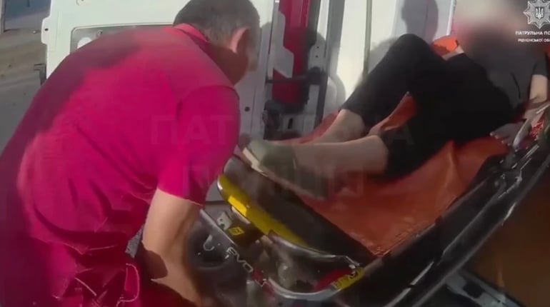 Знепритомніла за кермом автомобіля: у місті Сарни рятували водійку