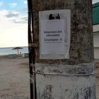 У Скадовську українські листівки наклеїли просто на окупаційну агітацію