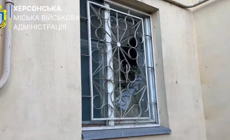 На Херсонщині ворог завдав ударів по багатоповерхівкам, приватним будинкам та автівкам