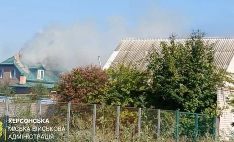 На Херсонщині окупанти атакували будинки, музей, маршрутку та приватні автівки