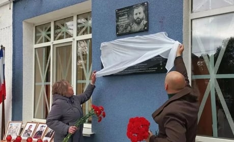 У Керчі окупанти відкрили меморіальну дошку загиблим на війні проти України випускникам школи
