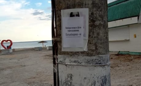 У Скадовську українські листівки наклеїли просто на окупаційну агітацію