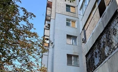 На Херсонщині окупанти завдали ударів по житлових будинках, магазину та автомобілям