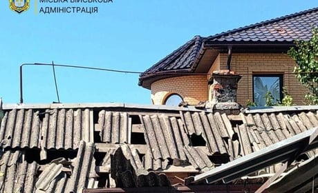 На Херсонщині армія рф атакувала житлові будинки, будинок культури, гаражі та автівки