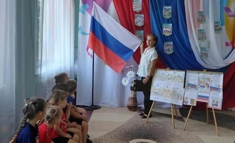 Як окупанти відзначали день прапора РФ на Херсонщині: від триколорів до аквагриму