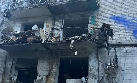Росіяни завдали ударів 8 КАБами по Херсону 17 жовтня: загинув водій швидкої, 16 людей поранені