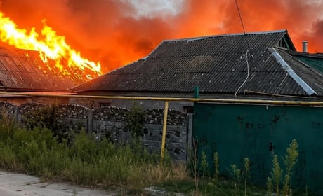 У Херсоні горять будинки на вулиці Орлова: мешканці кажуть, що залишилися сам на сам із вогнем