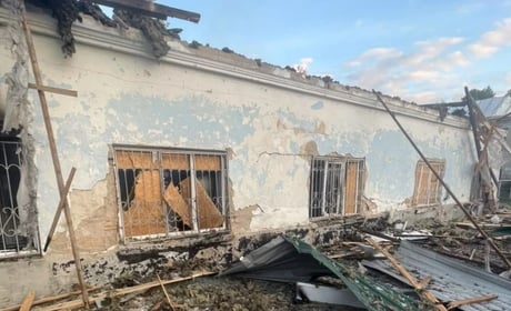 На Херсонщині окупанти завдали ударів по житлових будинках, поштовому відділенню та автівках