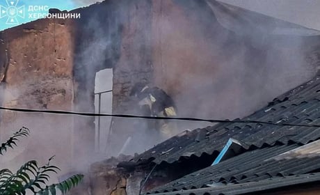 На Херсонщині окупанти завдали ударів по житловим будинкам та господарській споруді