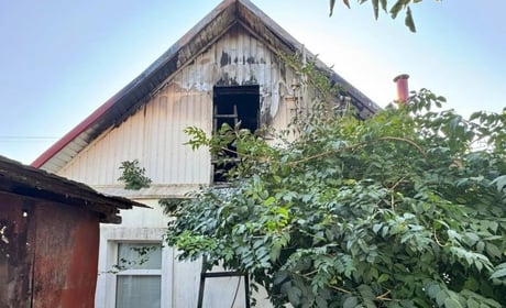 На Херсонщині окупанти завдали ударів по житлових будинках та приватному автомобілю