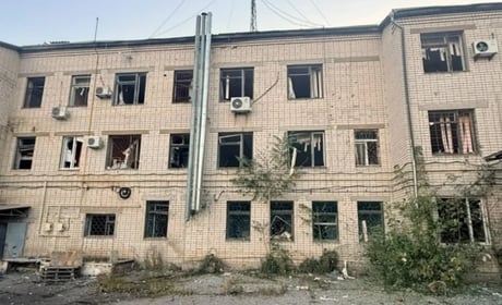 На Херсонщині окупанти атакували будинки, мікроавтобус та приватні автомобілі