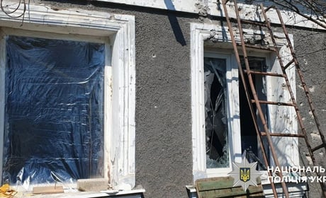 На Херсонщині окупанти атакували житлові будинки, маршрутне таксі та приватні автомобілі