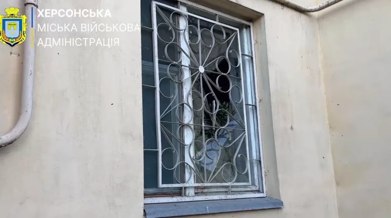 На Херсонщині ворог завдав ударів по багатоповерхівкам, приватним будинкам та автівкам