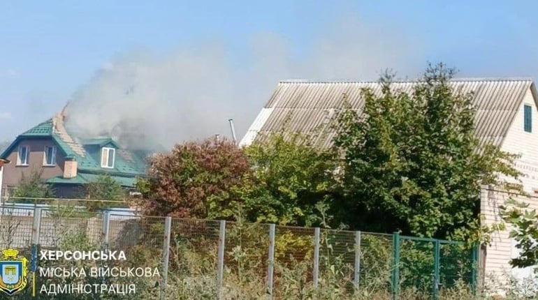 На Херсонщині окупанти атакували будинки, музей, маршрутку та приватні автівки