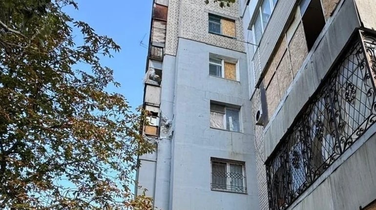 На Херсонщині окупанти завдали ударів по житлових будинках, магазину та автомобілям