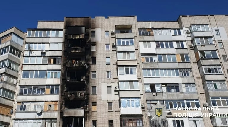 На Херсонщині армія рф завдала ударів по будинках, маршрутці, швидкій та приватних автівках
