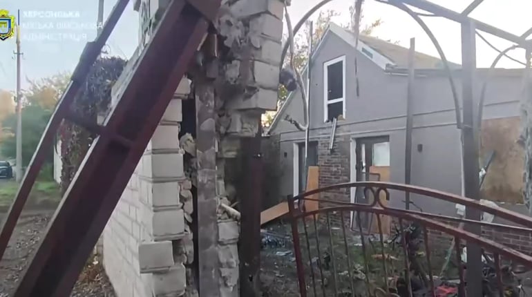 На Херсонщині окупанти завдали ударів по житлових будинках та приватних автомобілях