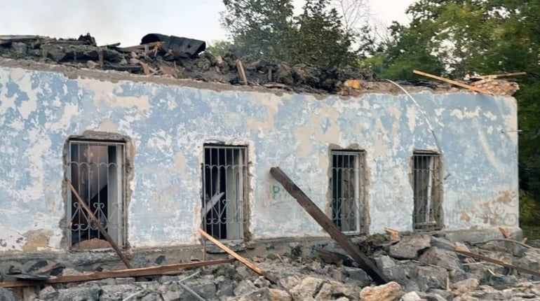 На Херсонщині окупанти завдали ударів по житлових будинках, автівках та господарській споруді