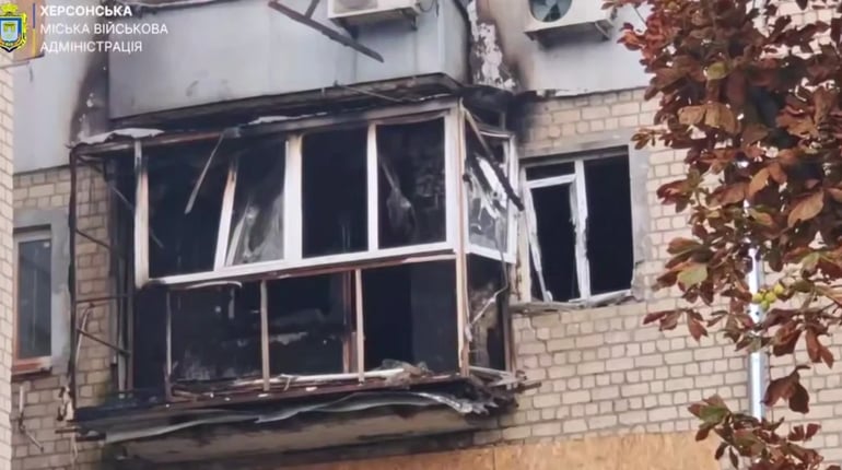 На Херсонщині окупанти завдали ударів по житлових будинках, автобусу та приватних автівках