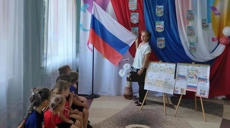Як окупанти відзначали день прапора РФ на Херсонщині: від триколорів до аквагриму