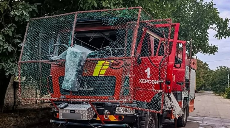 На Херсонщині окупанти завдали ударів по житлових будинках, сільгосптехніці та приватних авто