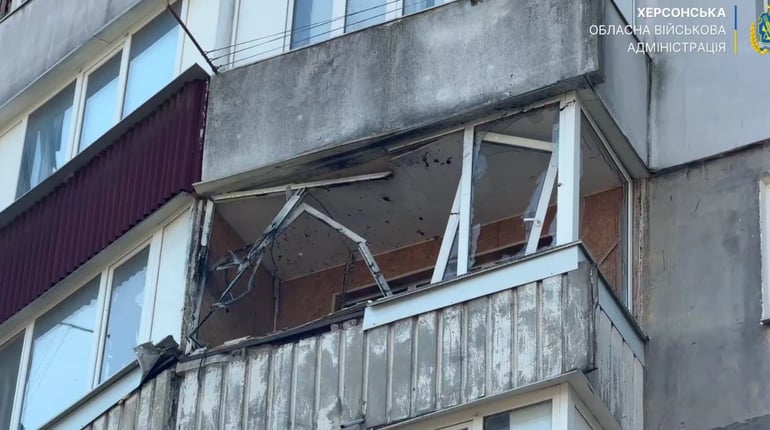 На Херсонщині армія рф завдала ударів по житлових будинках, гаражах та приватних автівках