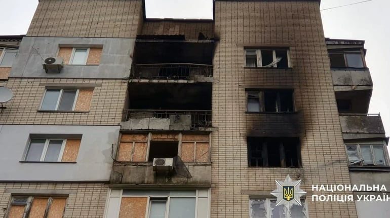На Херсонщині окупанти атакували будинки, адмінбудівлю, магазин та приватні авто
