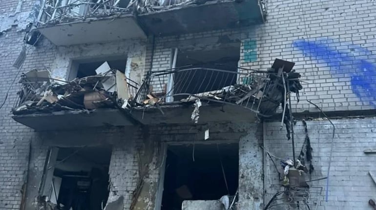 Росіяни завдали ударів 8 КАБами по Херсону 17 жовтня: загинув водій швидкої, 16 людей поранені