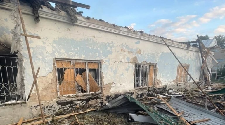 На Херсонщині окупанти завдали ударів по житлових будинках, поштовому відділенню та автівках