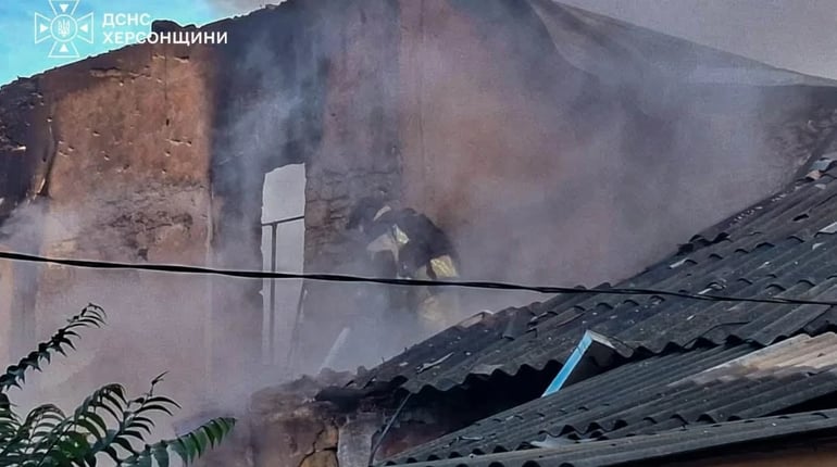 На Херсонщині окупанти завдали ударів по житловим будинкам та господарській споруді