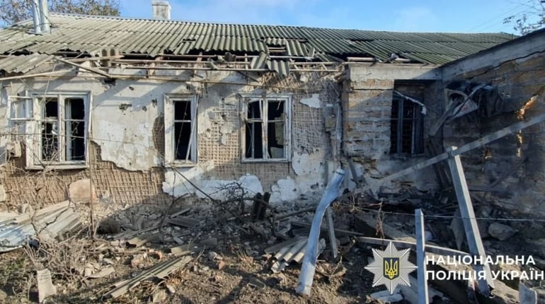 На Херсонщині окупанти завдали ударів по житлових кварталах: пошкоджені будинки та автівки