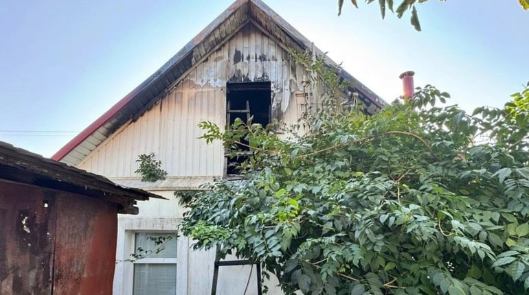 На Херсонщині окупанти завдали ударів по житлових будинках та приватному автомобілю