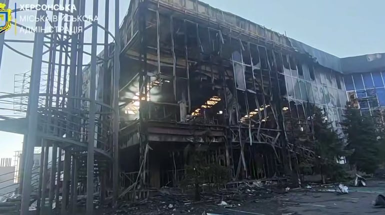 Росіяни знищили ТЦ «Таврія» у Херсоні: за добу в області троє загиблих і 13 поранених
