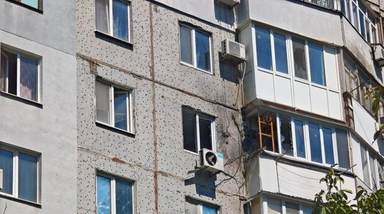 На Херсонщині окупанти завдали ударів по будинках, автобусу та приватним автівкам