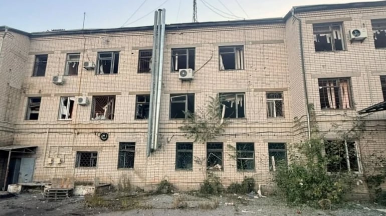 На Херсонщині окупанти атакували будинки, мікроавтобус та приватні автомобілі