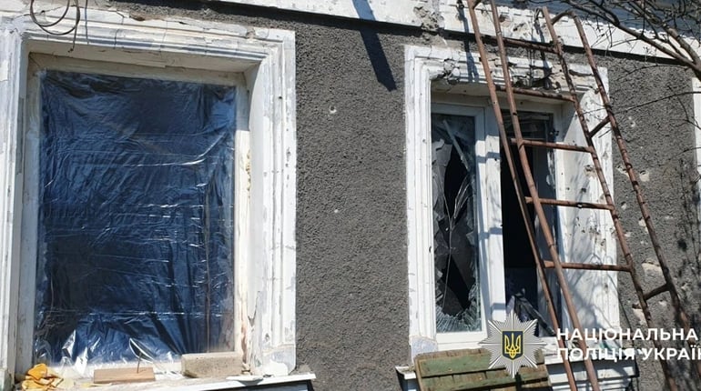 На Херсонщині окупанти атакували житлові будинки, маршрутне таксі та приватні автомобілі