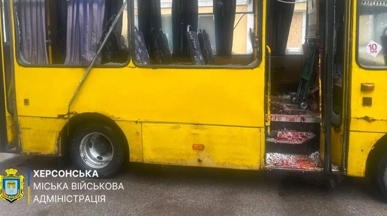 Після удару РФ поранений водій продовжив везти маршрутку із загиблими Херсоном