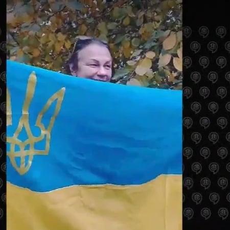 Херсонка, яка викопувала прапор після деокупації