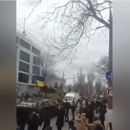 Поліцейський на БТРі з прапором під час окупації