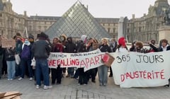 Лувр закрили через протести в Парижі — туристи не змогли потрапити до музею
