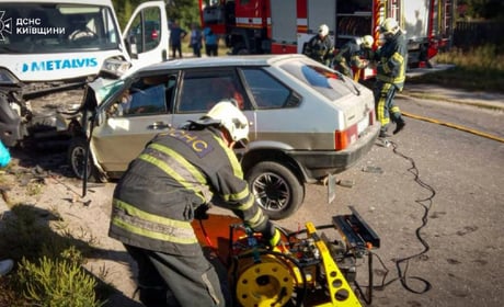 ДТП у Фастові: після зіткнення двох автомобілів рятувальники деблокували водія